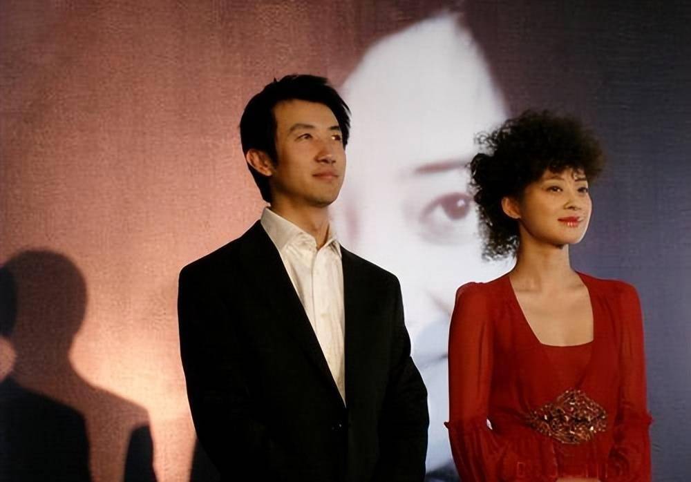 刚火就要离婚多年后两人状况天差地别凯发k8登录梅婷：花5年捧红的丈夫(图3)